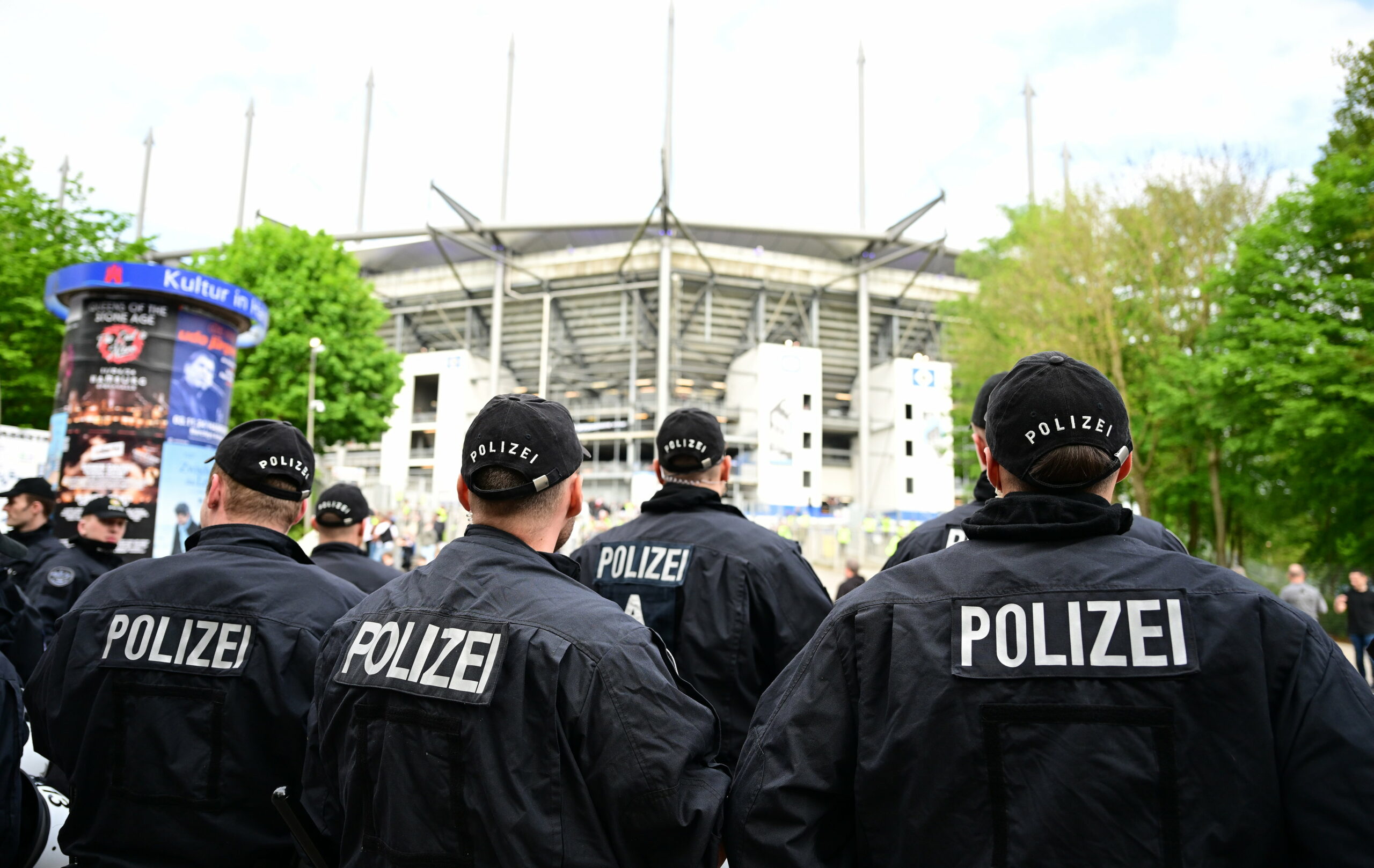 Polizisten vor dem Volksparkstadion