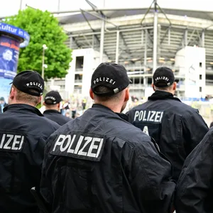 Polizisten vor dem Volksparkstadion