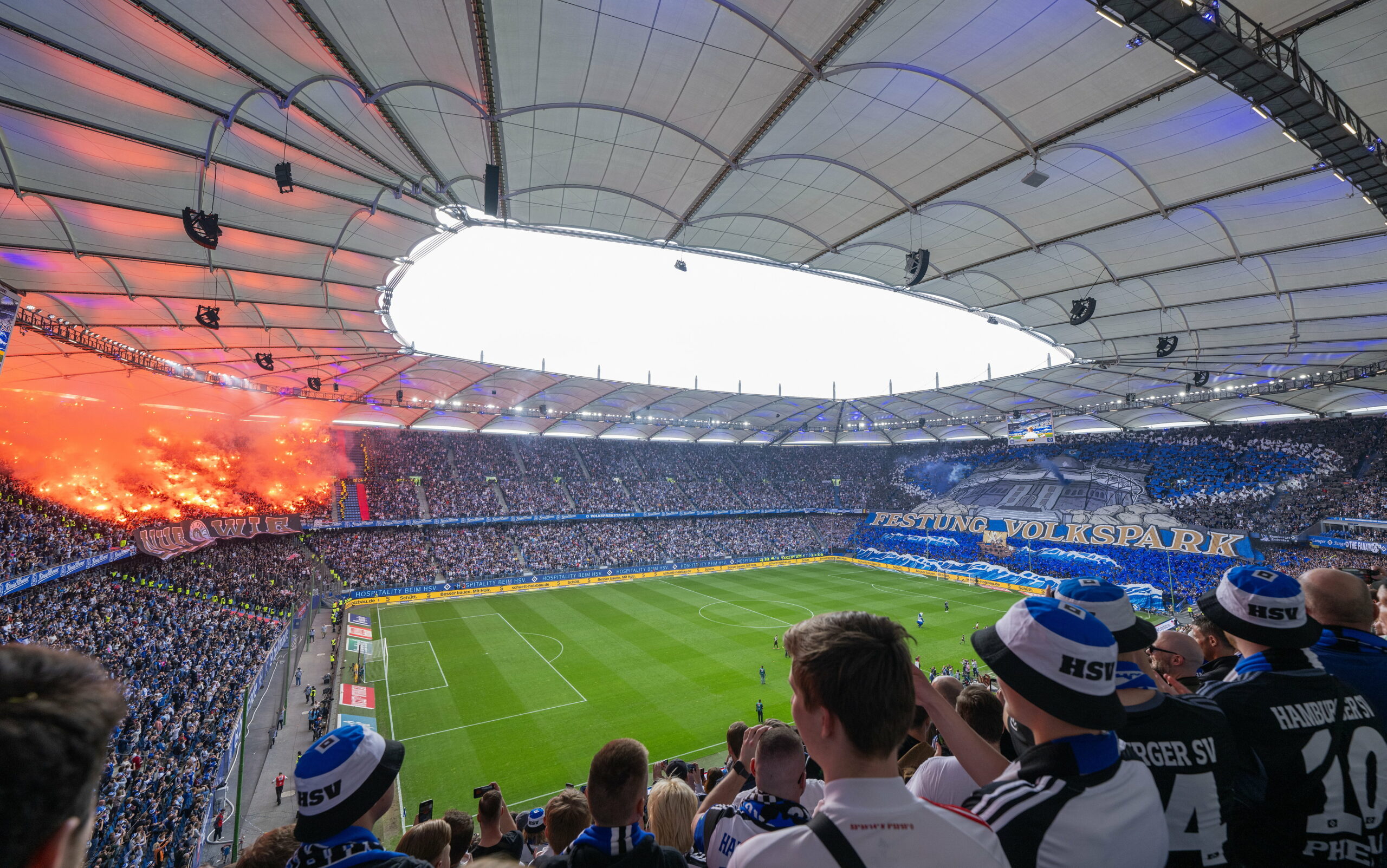 Das vollbesetzte Volksparkstadion mit einer Choreografie und Pyrotechnik