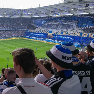 Das vollbesetzte Volksparkstadion mit einer Choreografie und Pyrotechnik