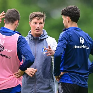 Merlin Polzin spricht mit Jonas Meffert und Daniel Elfadli