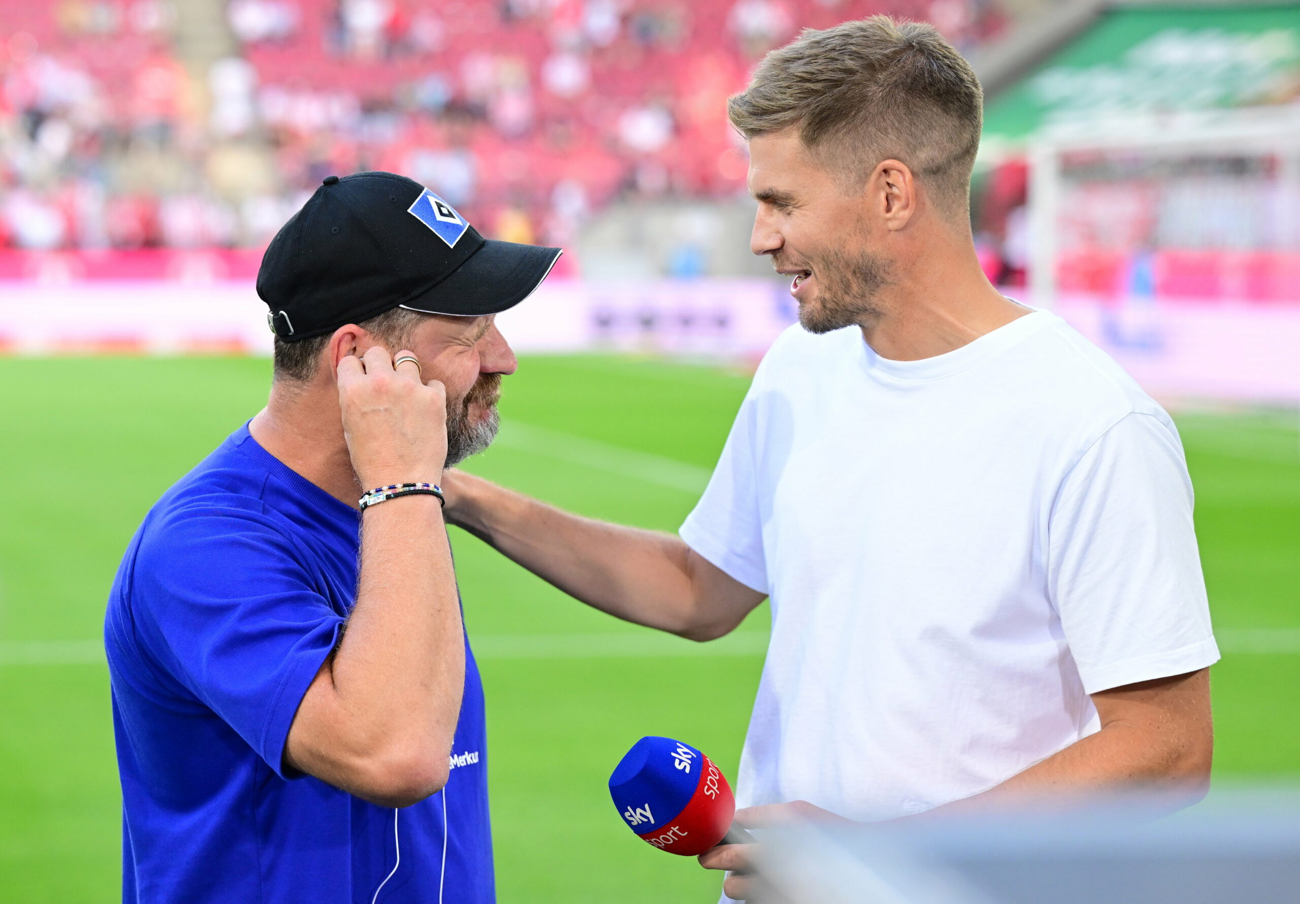 Steffen Baumgart und Simon Terodde unterhalten sich