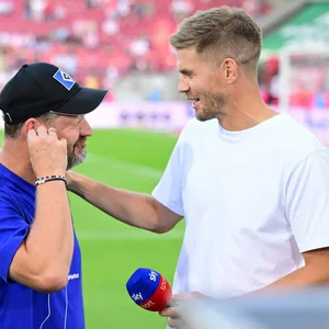 Steffen Baumgart und Simon Terodde unterhalten sich