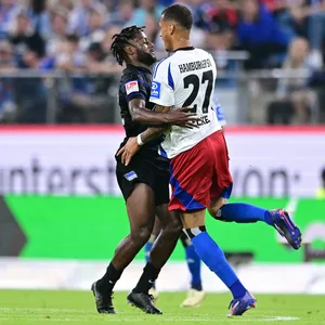 Deyovaisio Zeefuik und Davie Selke im Zweikampf
