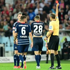 Schiedsrichter Patrick Alt zeigt Sebastian Schonlau die Rote Karte.
