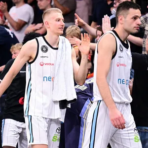 Zsombor Maronka und Benedikt Turudic klatschen sich mit den Towers-Fans ab