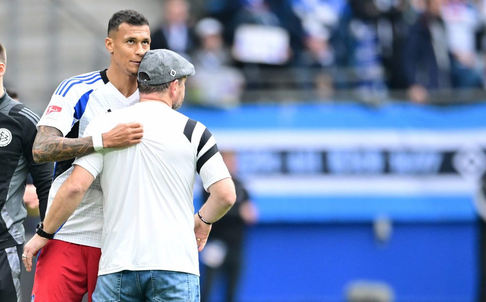 Steffen Baumgart und Davie Selke umarmen sich