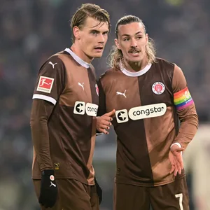 Eric Smith und Jackson Irvine besprechen sich