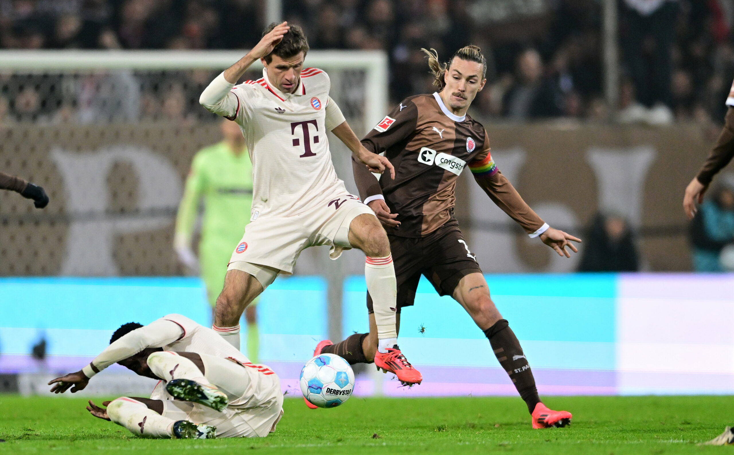 Bayerns Thomas Müller im Bundesliga-Spiel am Millerntor gegen St. Paulis Jackson Irvine