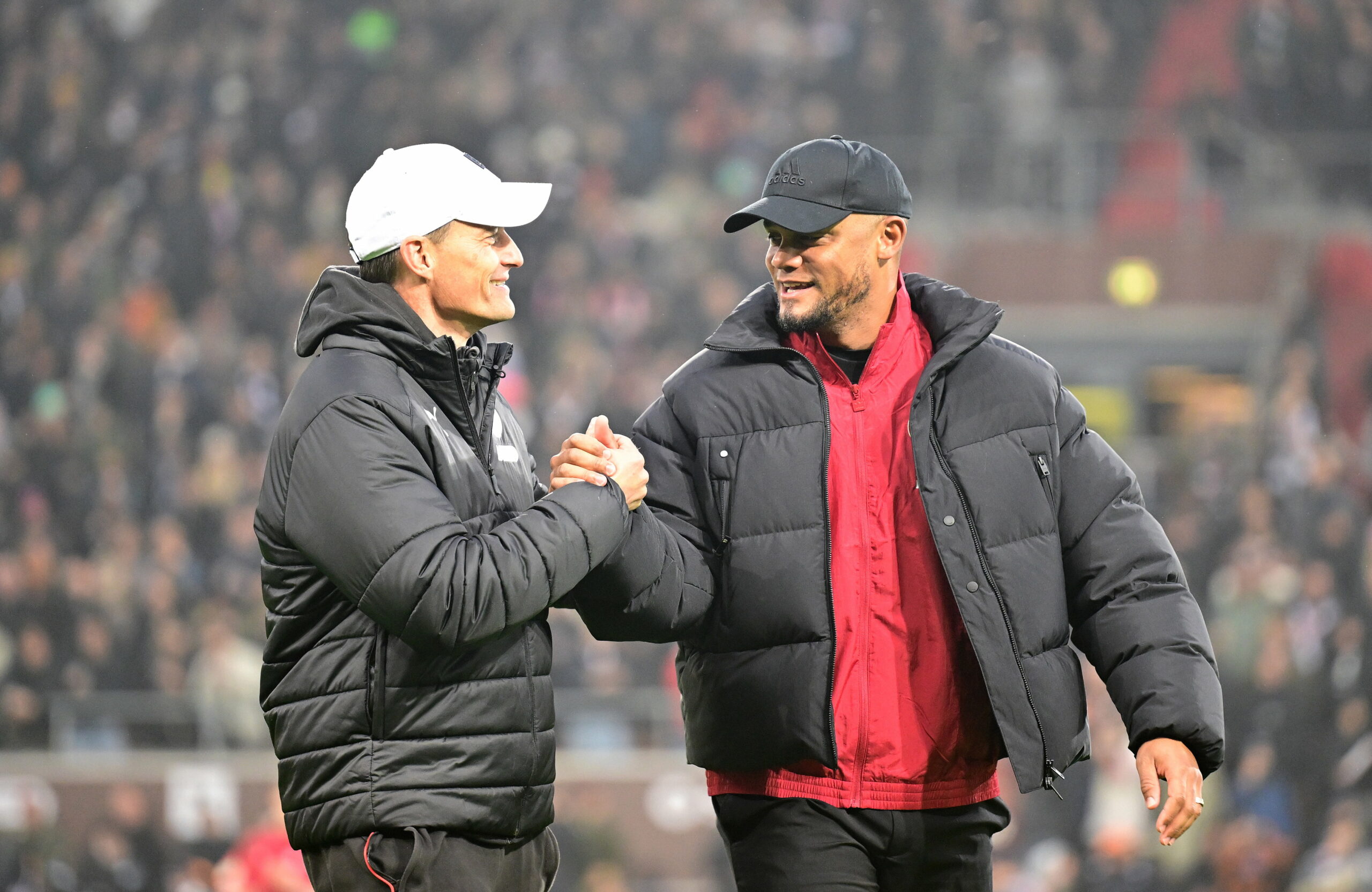 St. Pauli-Trainer Alexander Blessin und Bayern-Trainer Vincent Kompany beim Shakehands