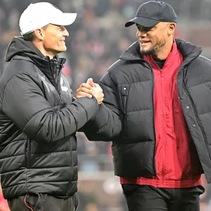 St. Pauli-Trainer Alexander Blessin und Bayern-Trainer Vincent Kompany beim Shakehands