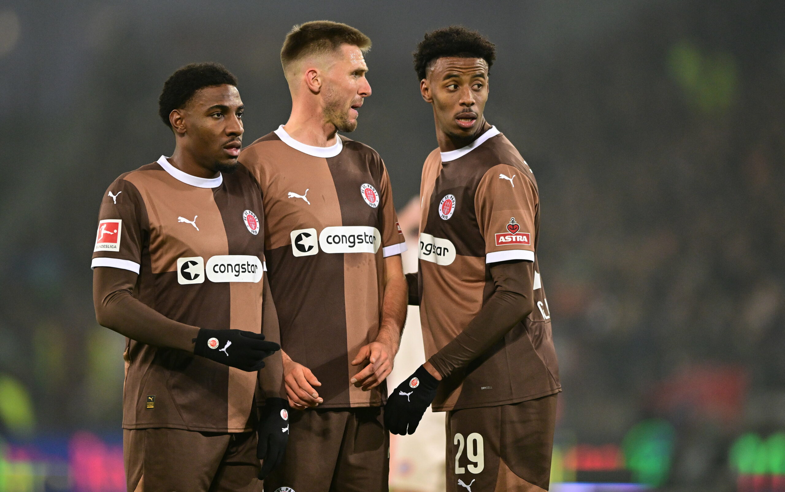 Oladapo Afolayan, Karol Mets, Morgan Guilavogui in der Freistoßmauer