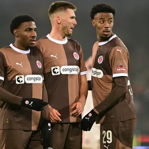 Oladapo Afolayan, Karol Mets, Morgan Guilavogui in der Freistoßmauer