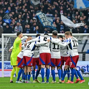 Der HSV bildet einen Mannschaftskreis
