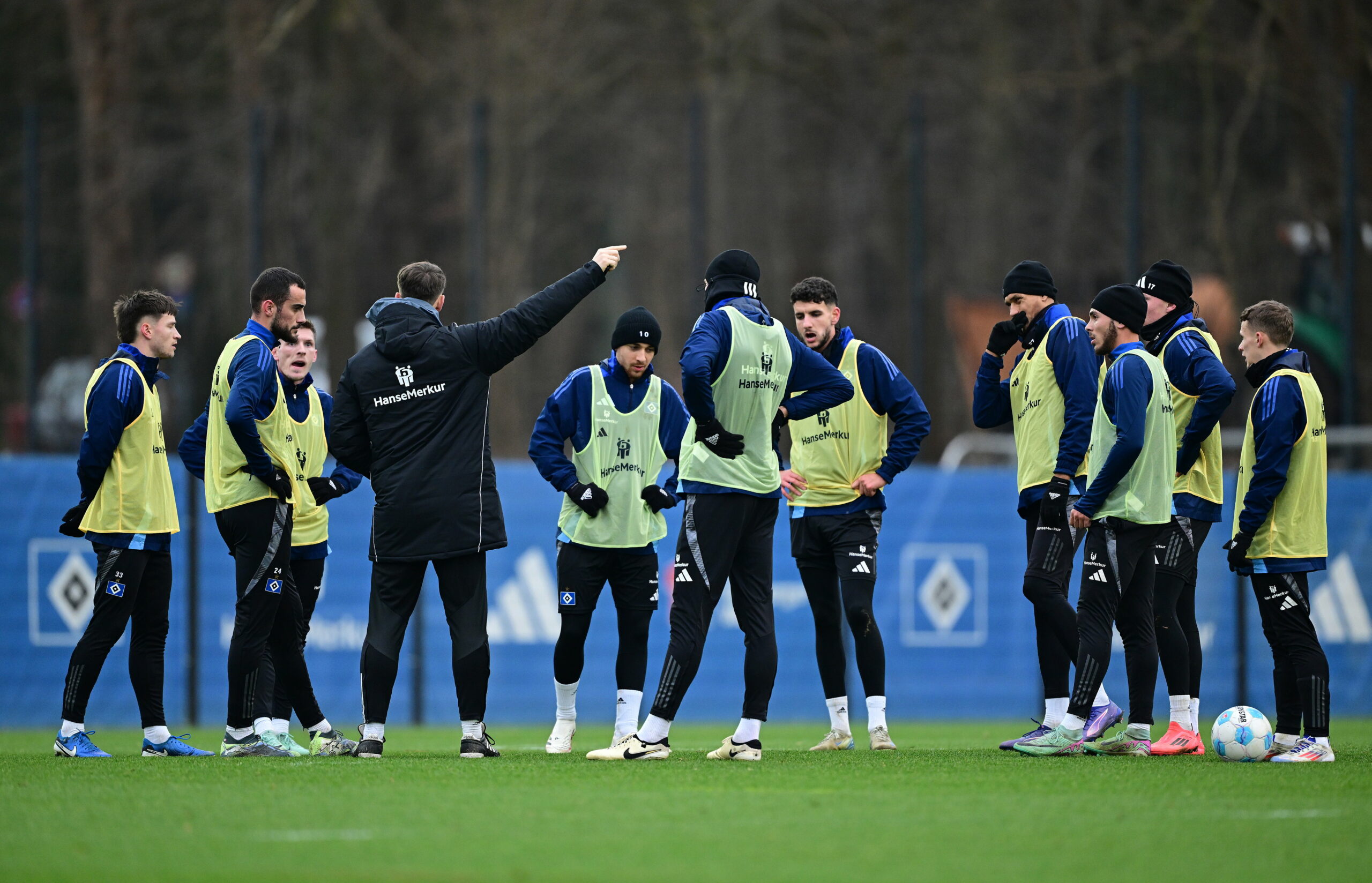 HSV-Co-Trainer Loic Favé gibt den Spielern auf dem Platz Anweisungen.