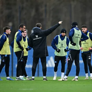 HSV-Co-Trainer Loic Favé gibt den Spielern auf dem Platz Anweisungen.