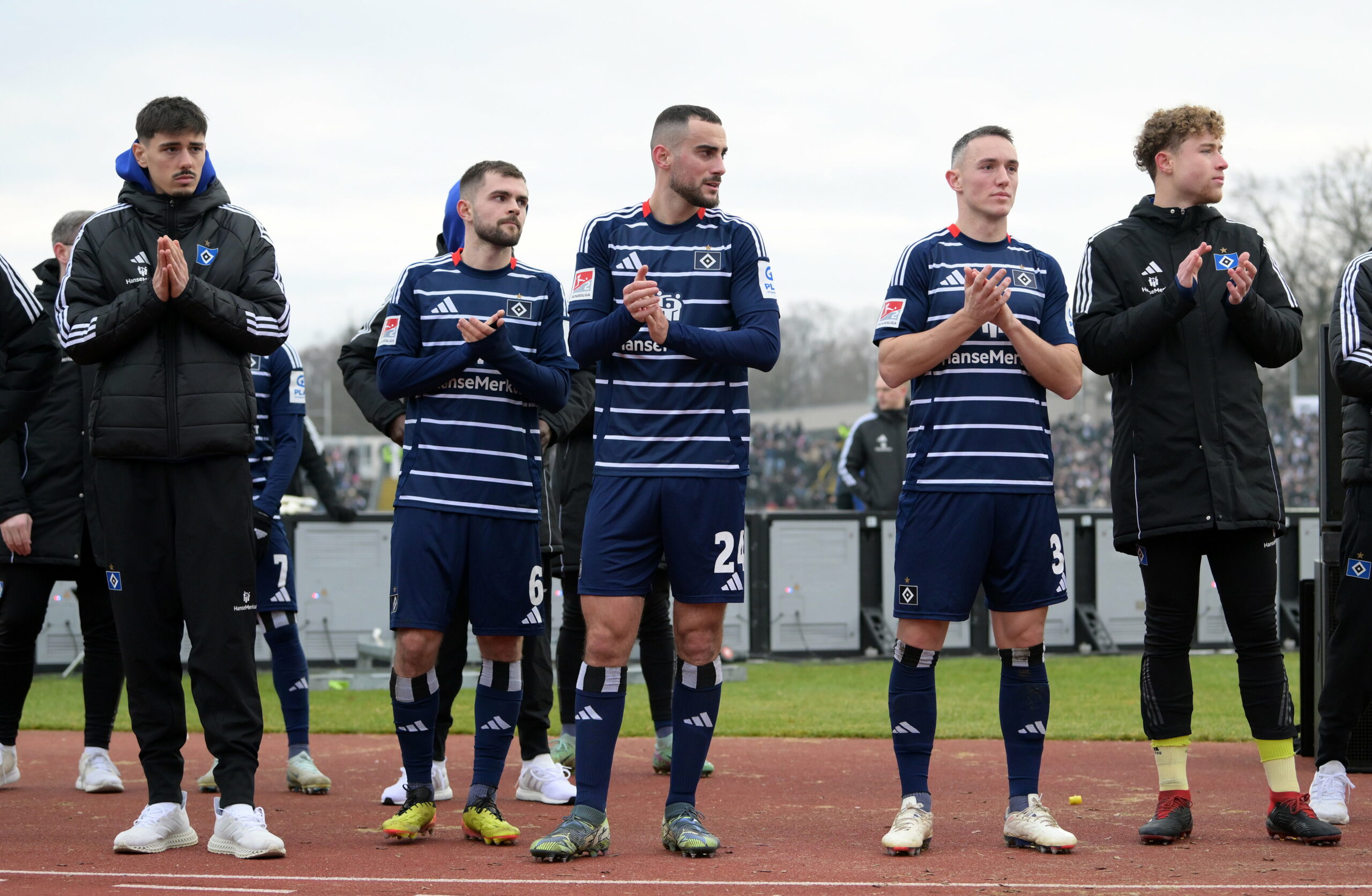 Dennis Hadzikadunic, Lukasz Poreba, Lucas Perrin, Silvan Hefti und Hannes Hermann bedanken sich vor der HSV-Kurve in Ulm