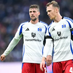 Jonas Meffert und Sebastian Schonlau nebeneinander auf dem Spielfeld