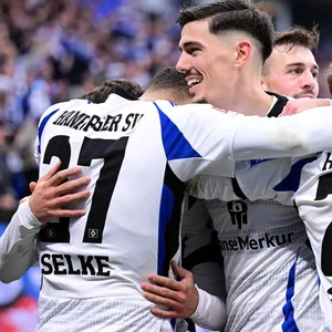 Dennis Hadzikadunic jubelt mit Mitspielern