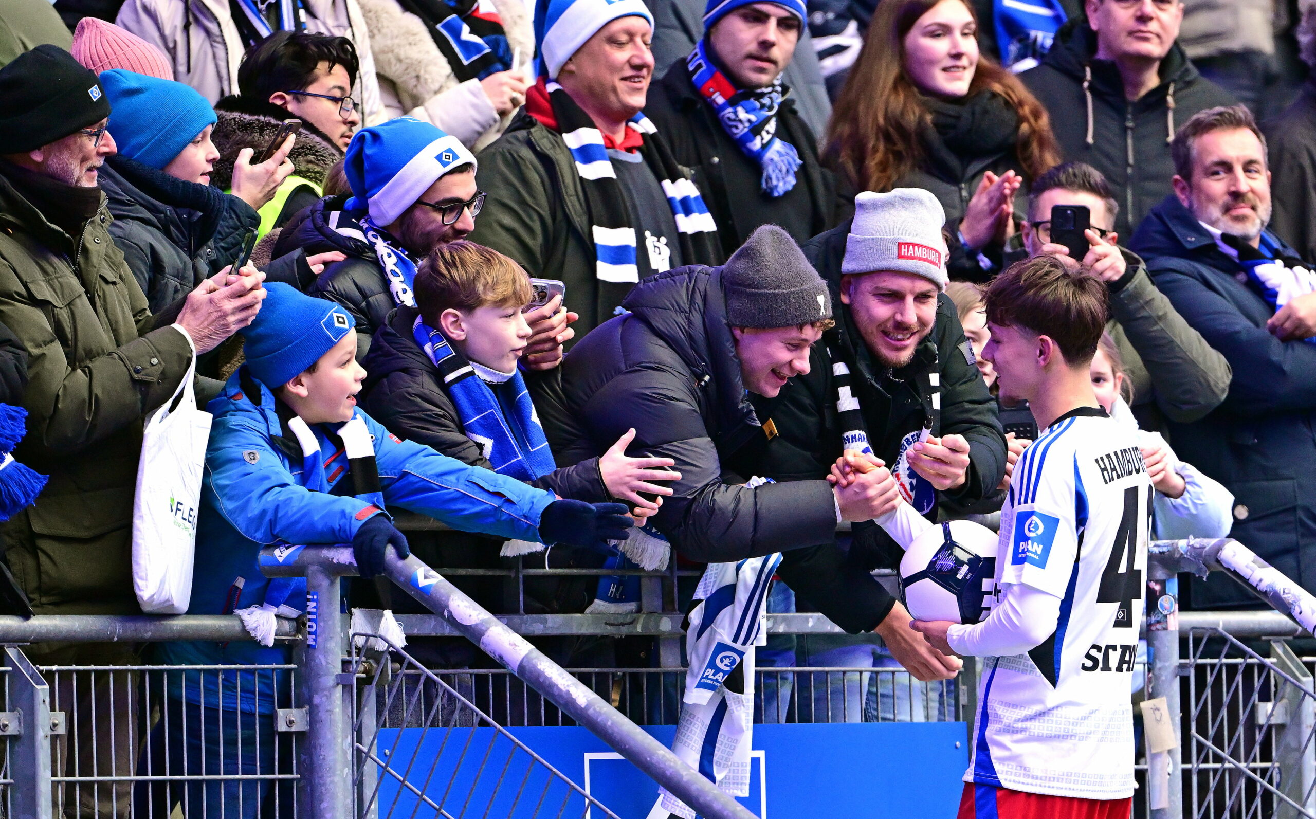 Otto Stange erfüllt an der Tribüne Autogrammwünsche der HSV-Fans