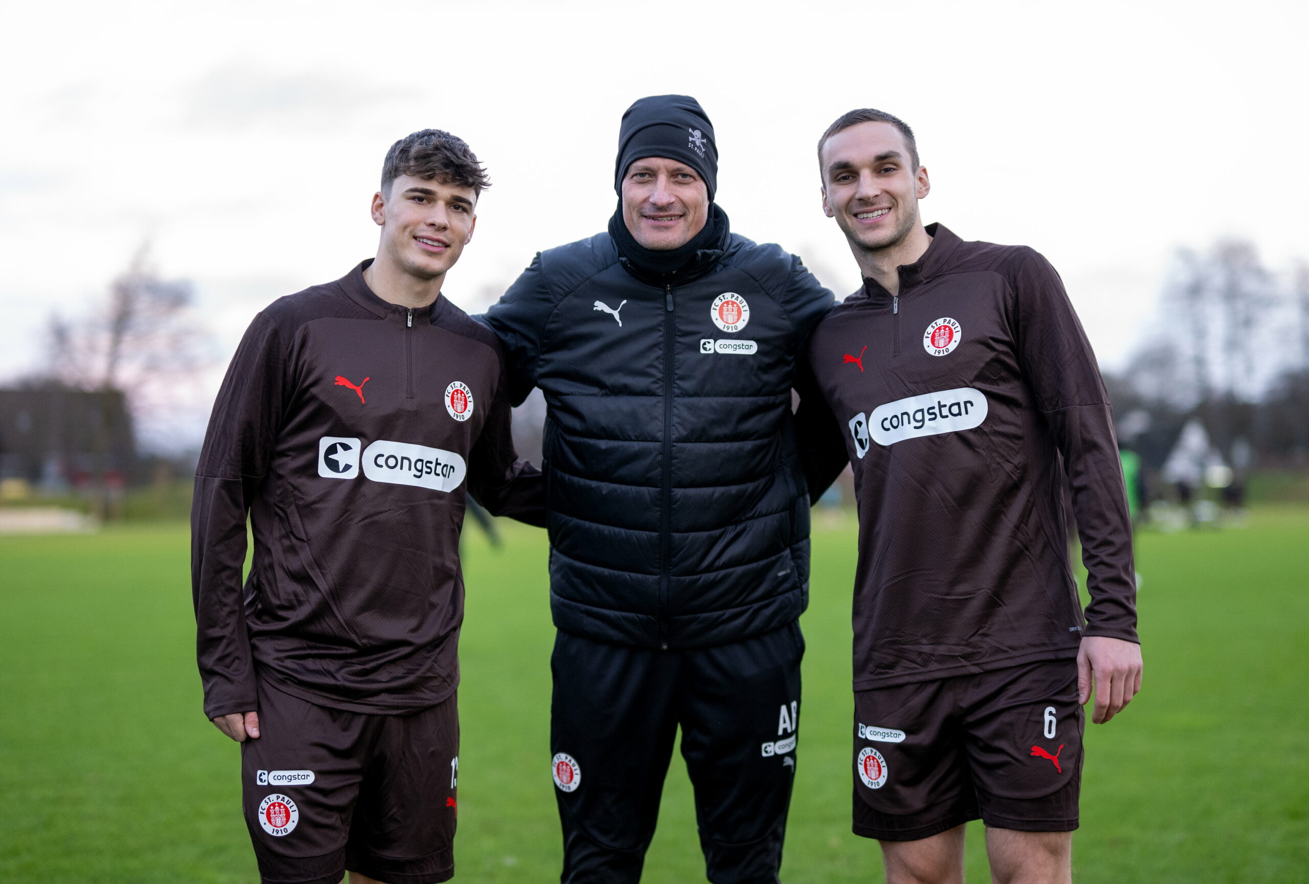 St. Pauli-Trainer Alexander Blessin zwischen seinen beiden Zugängen Noah Weißhaupt und James Sands