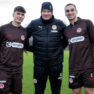 St. Pauli-Trainer Alexander Blessin zwischen seinen beiden Zugängen Noah Weißhaupt und James Sands