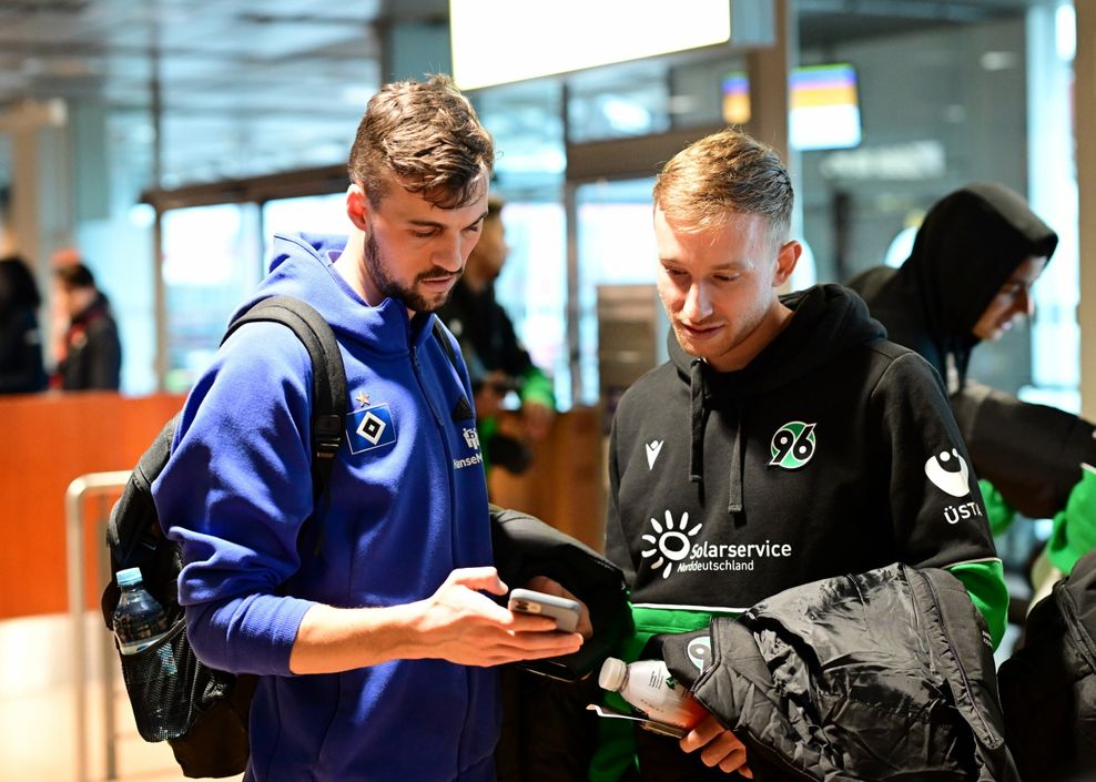 HSV-Profi Jonas Meffert (l.) und Hannovers Jannik Dehm, die einst zusammen in Kiel spielten, freuten sich über ihr Wiedersehen am Hamburger Flughafen.