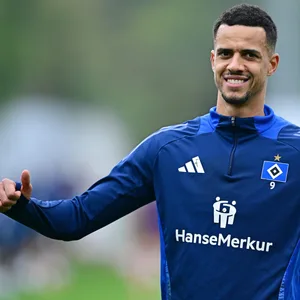 Gute Laune in Belek: Robert Glatzel sorgte am ersten HSV-Trainingstag direkt für gute Nachrichten.