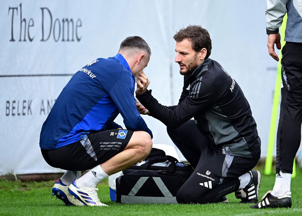 HSV-Profi Silvan Hefti wird von Team-Physio Andreas Thum verarztet.