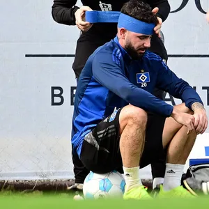 Marco Richter wird am Kopf verarztet