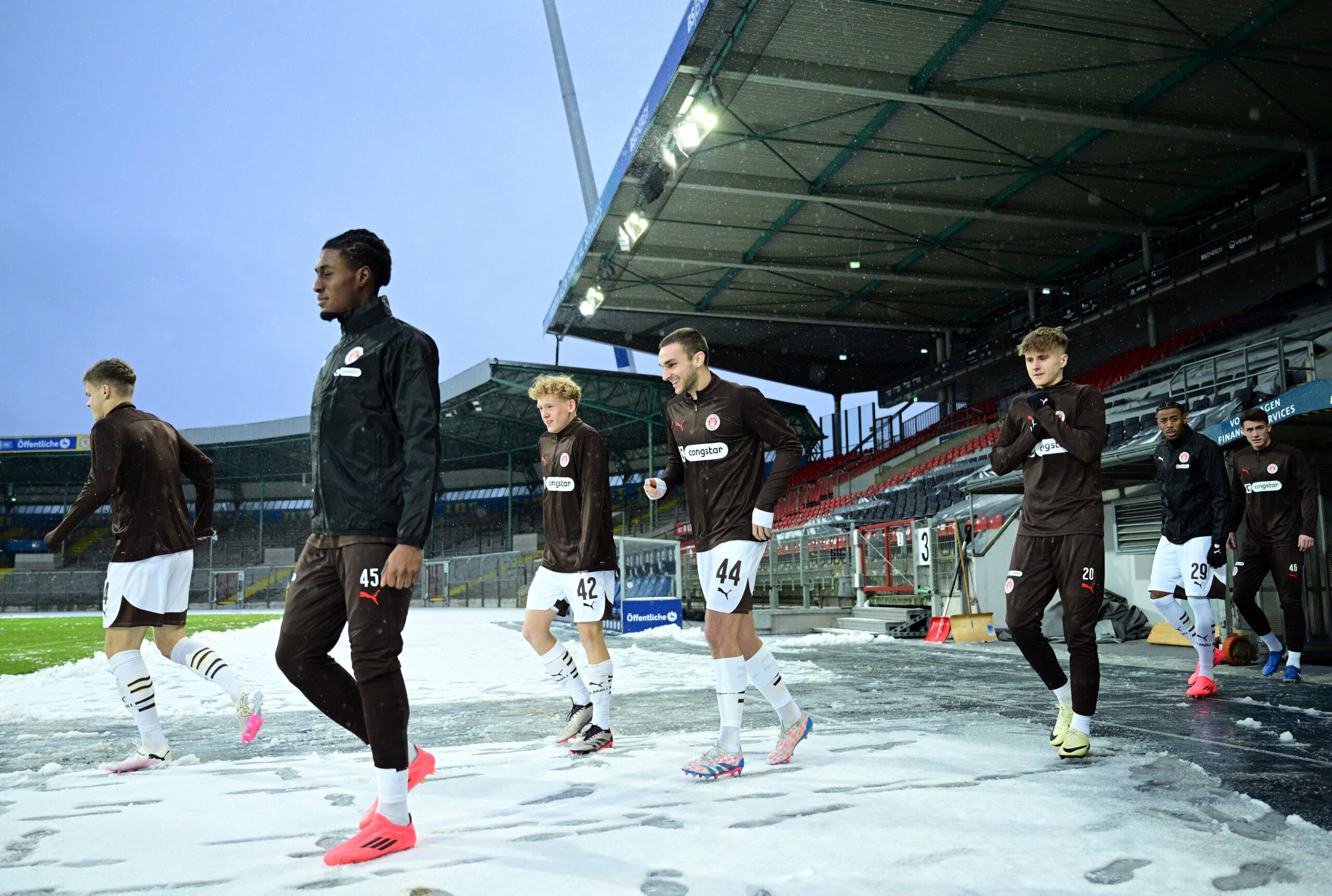 Vor dem Testspiel-Rasen in Braunschweig lag für St. Paulis Spieler erst einmal Schnee.