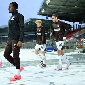 Vor dem Testspiel-Rasen in Braunschweig lag für St. Paulis Spieler erst einmal Schnee.