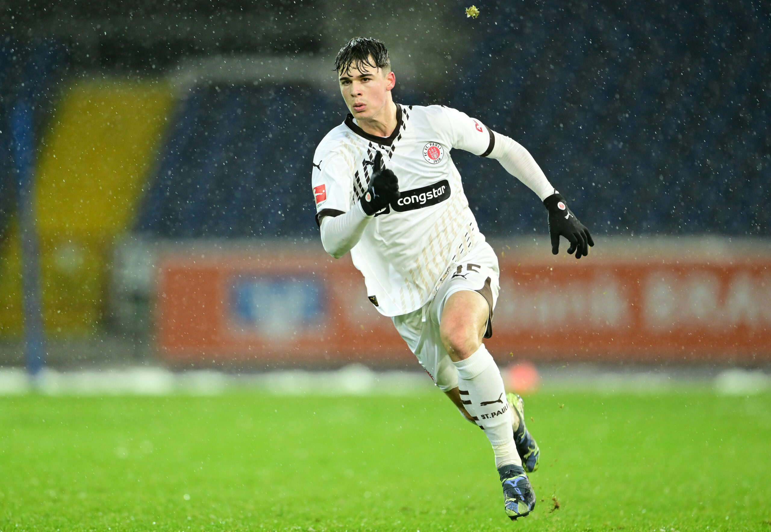 Noah Weißhaupt bei seinem ersten St. Pauli-Spiel in Braunschweig