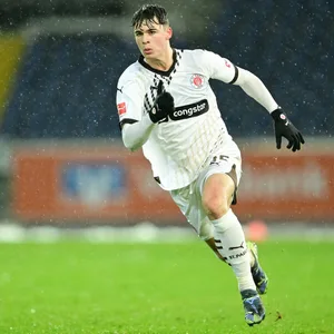 Noah Weißhaupt bei seinem ersten St. Pauli-Spiel in Braunschweig