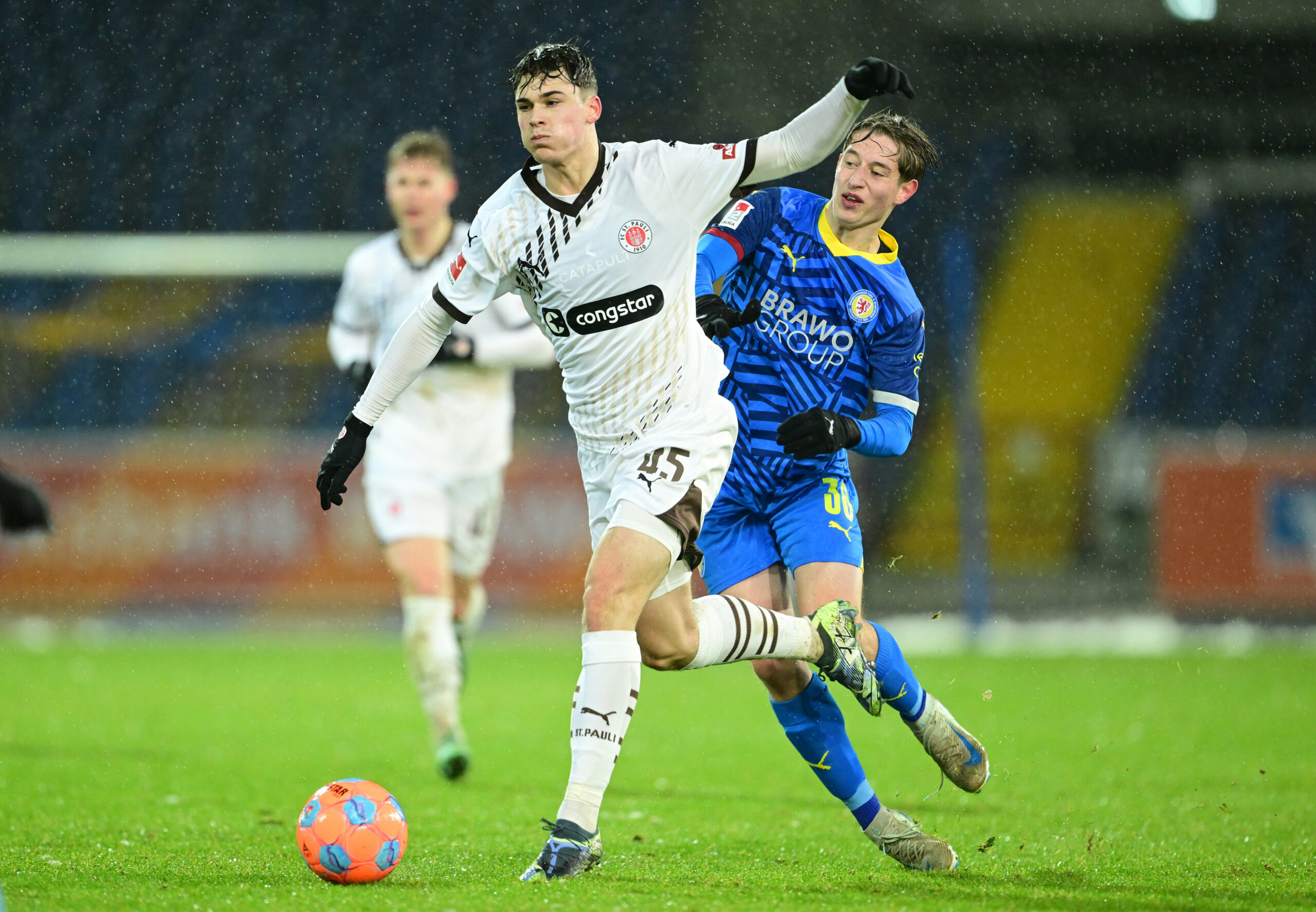 St. Pauli-Zugang Noah Weißhaupt beim Testspiel in Braunschweig