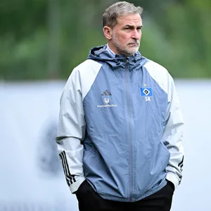 Stefan Kuntz schaut ernst