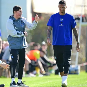 Davie Selke geht vor Merlin Polzin über den Platz