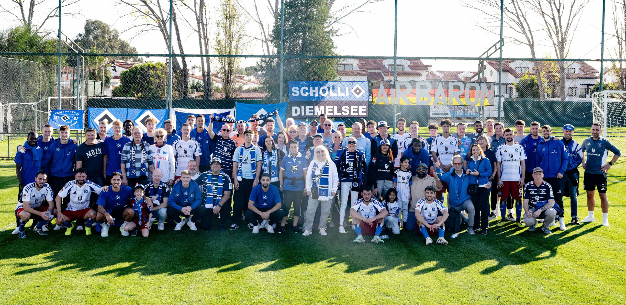 Nach dem 2:0 im Test gegen Aachen baten die HSV-Profis zum Gruppenbild mit ihren Anhängern