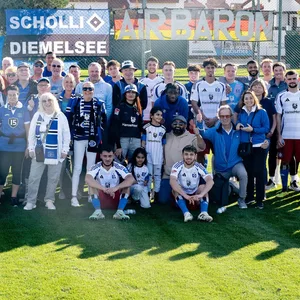 Nach dem 2:0 im Test gegen Aachen baten die HSV-Profis zum Gruppenbild mit ihren Anhängern