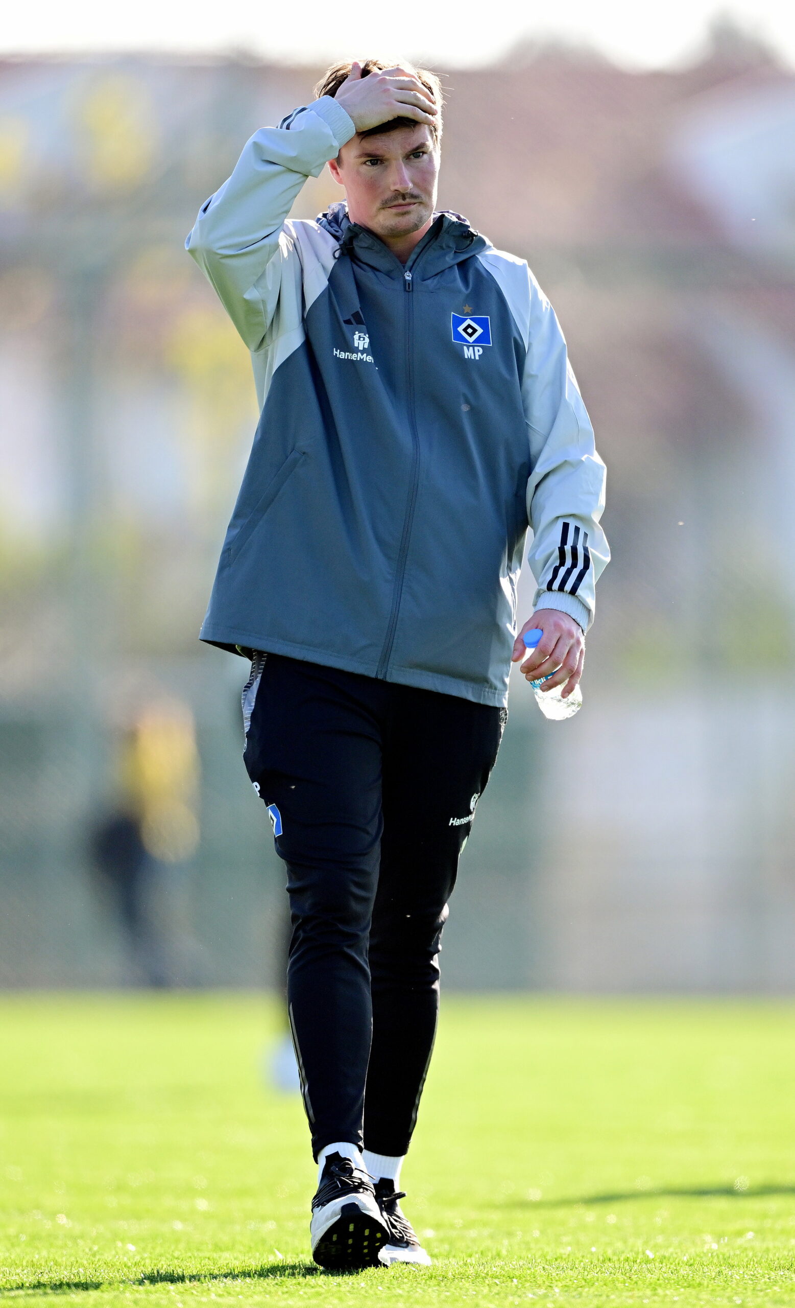 HSV-Trainer Merlin Polzin fasst sich an den Kopf