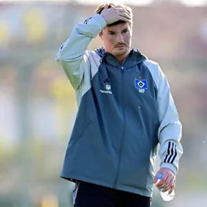HSV-Trainer Merlin Polzin fasst sich an den Kopf