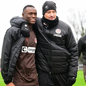 Abdoulie Ceesay wird von Alexander Blessin umarmt