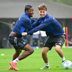 Joel Agyekum und Otto Stange im direkten Duell um den Ball