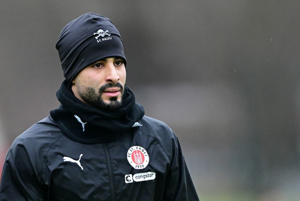 Elias Saad mit Mütze beim Training