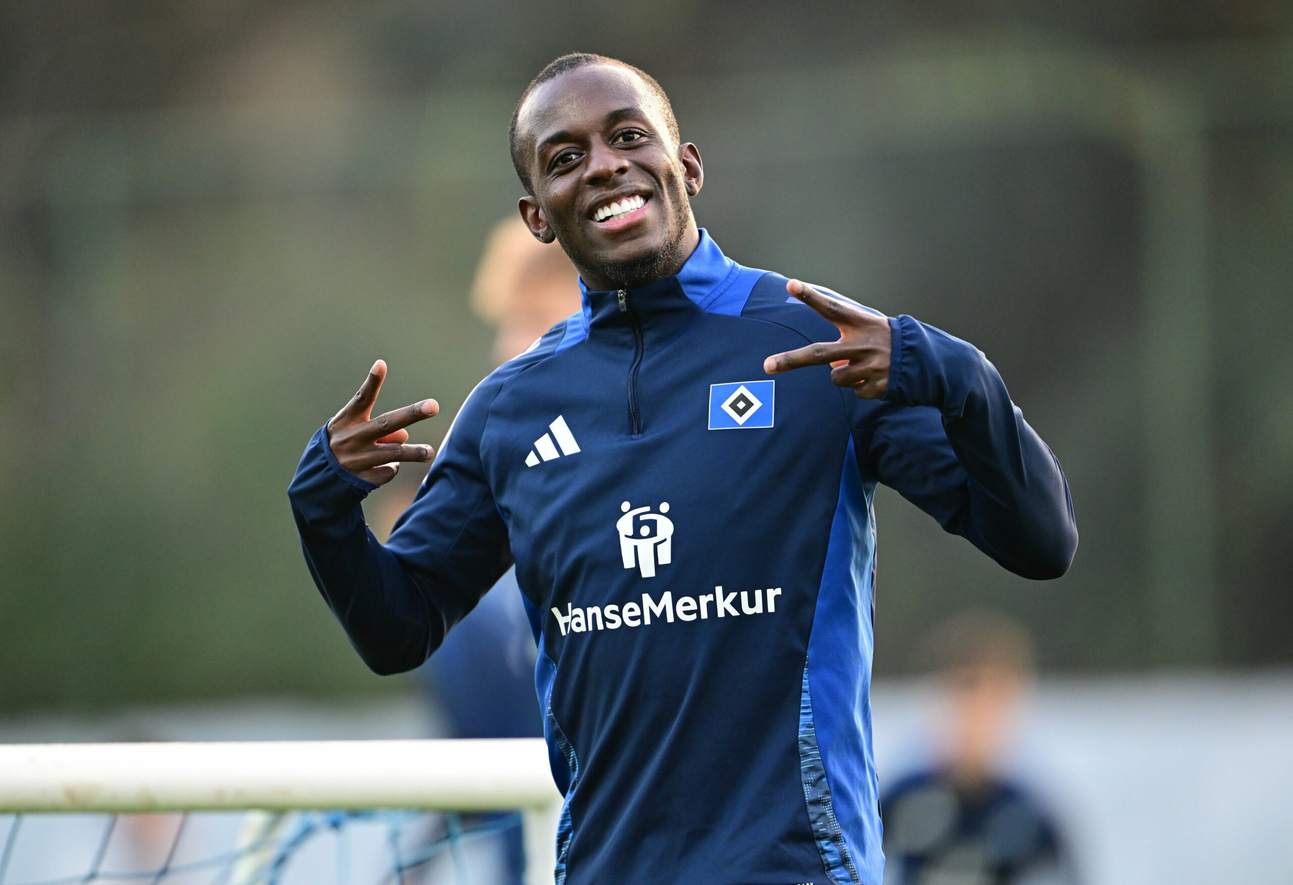 Jean-Luc Dompé scherzt im HSV-Training