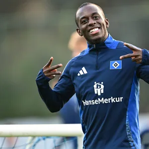 Jean-Luc Dompé scherzt im HSV-Training