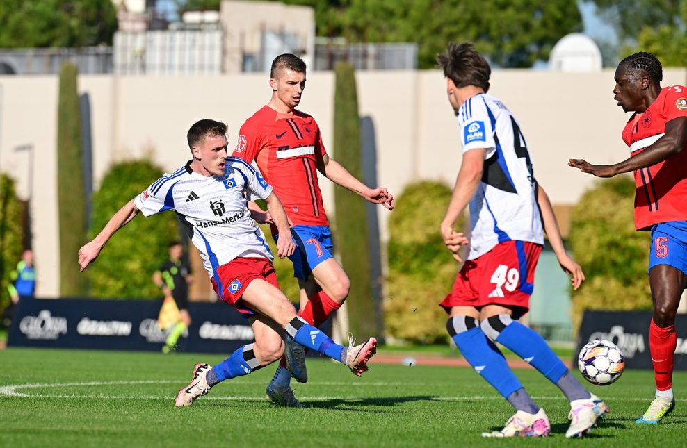 Gleich schlägt’s ein: Emir Sahiti (l.) ist nicht zu stoppen und trifft zur HSV-Führung gegen FCSB Bukarest.