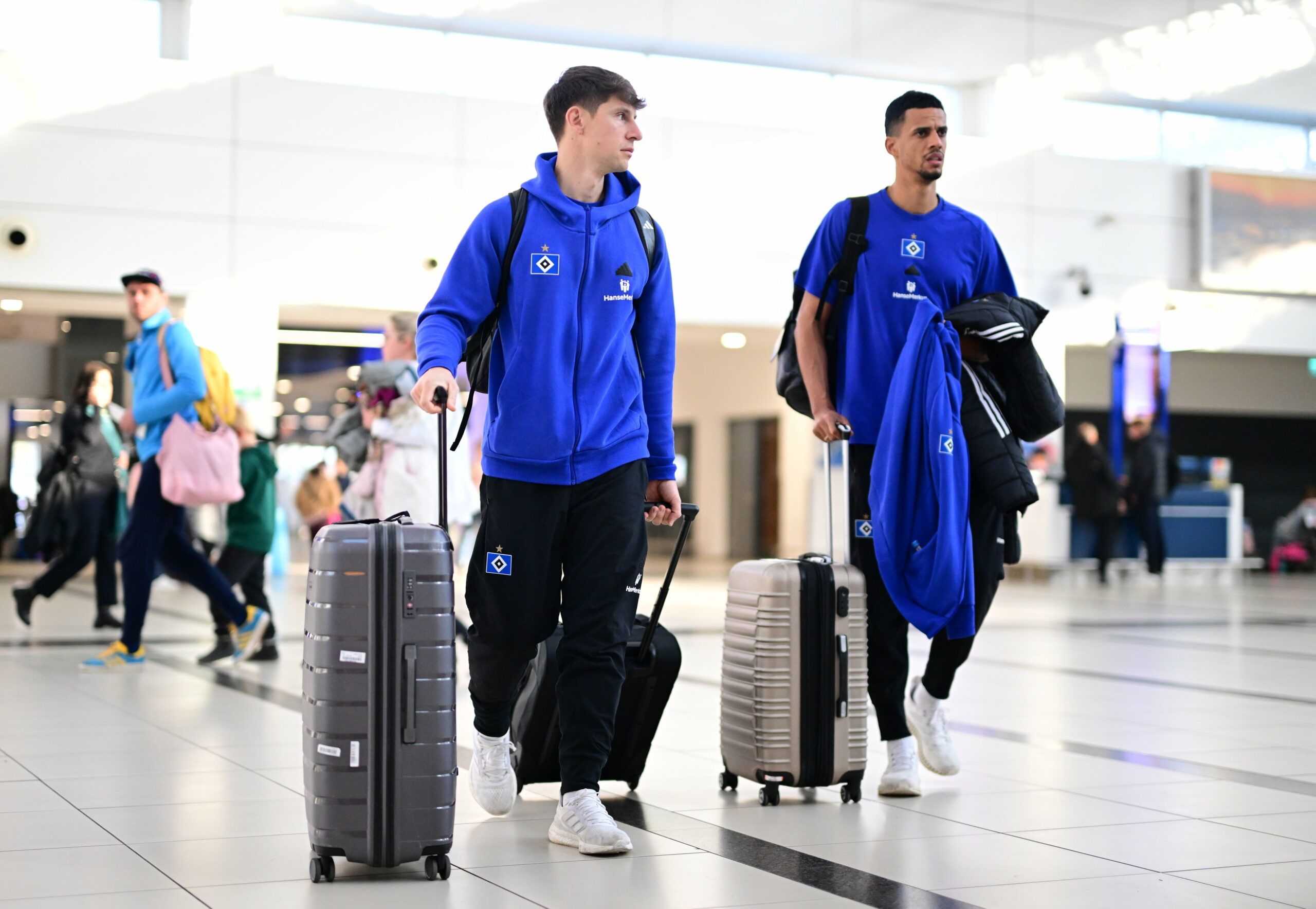 Robert Glatzel und Loic Favé schieben ihre Koffer am Flughafen