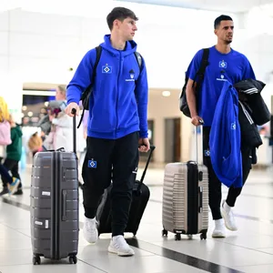 Robert Glatzel und Loic Favé schieben ihre Koffer am Flughafen