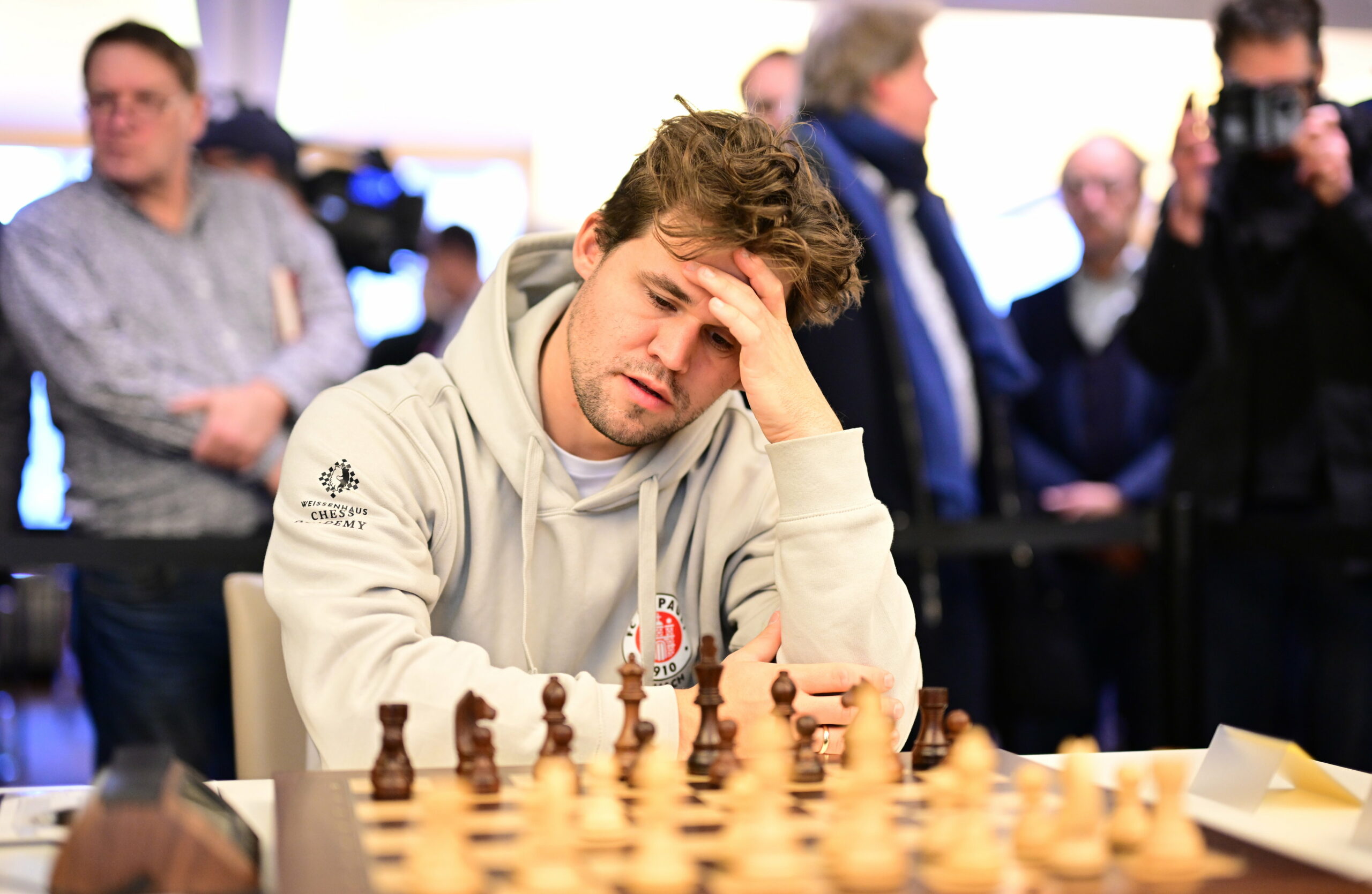 Magnus Carlsen grübelt über seinen ersten Zug.